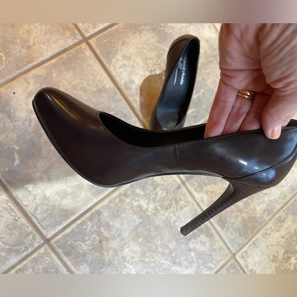 Donald J Pliner Shoes in excellent condition size 7 1/2 M - Picture 12 of 14